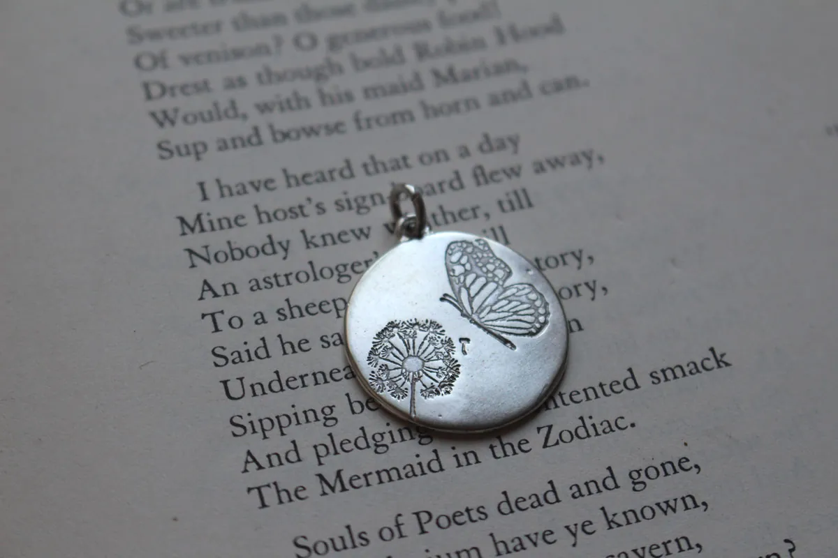 Mariposa y diente de león, dije bucólico y romántico en plata