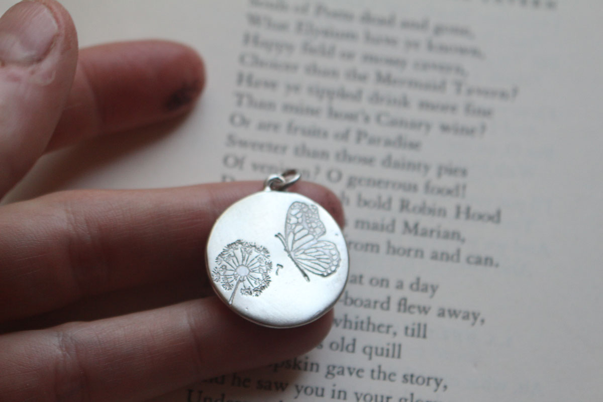 Mariposa y diente de león, dije bucólico y romántico en plata