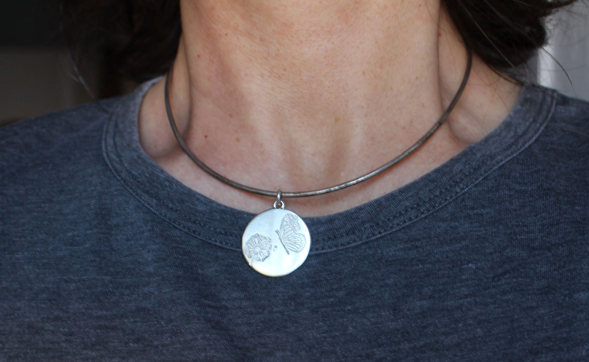 Mariposa y diente de león, dije bucólico y romántico en plata