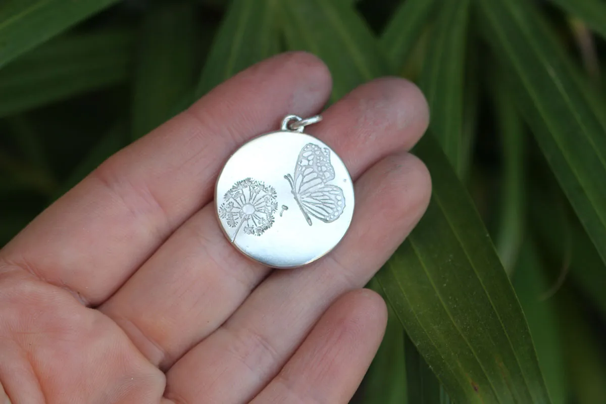 Mariposa y diente de león, dije bucólico y romántico en plata