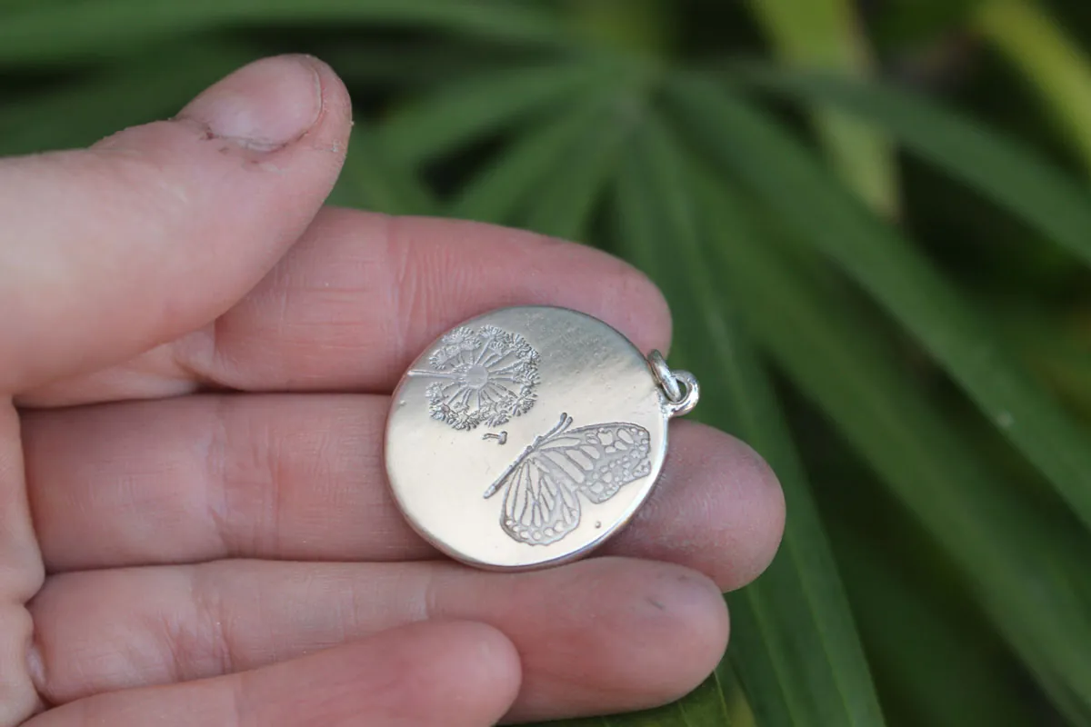 Mariposa y diente de león, dije bucólico y romántico en plata