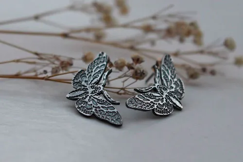 Mariposas nocturnas, aretes tipo botón mariposa en plata