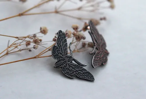 Mariposas nocturnas, aretes tipo botón mariposa en plata