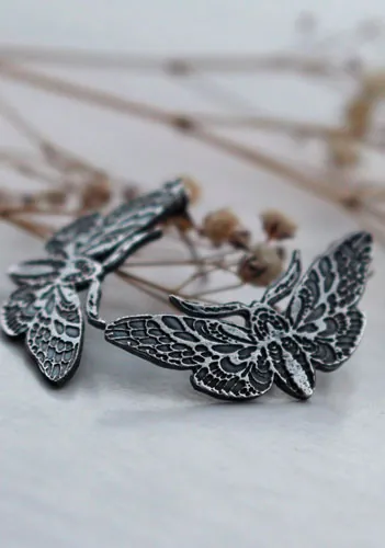 Mariposas nocturnas, aretes tipo botón mariposa en plata