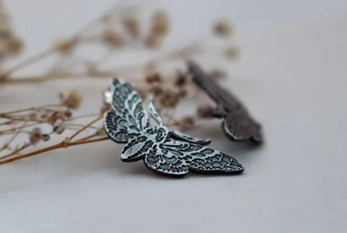 Mariposas nocturnas, aretes tipo botón mariposa en plata