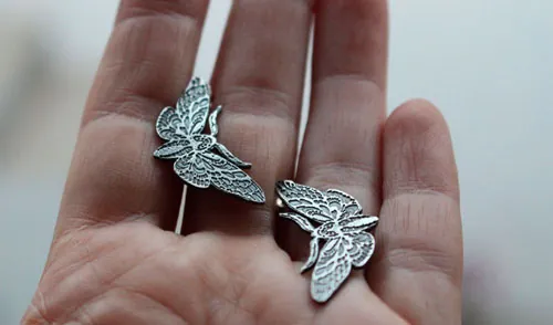 Mariposas nocturnas, aretes tipo botón mariposa en plata