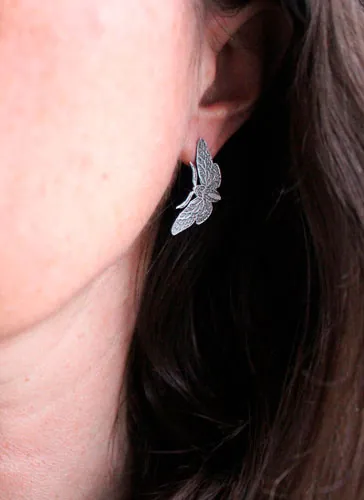 Mariposas nocturnas, aretes tipo botón mariposa en plata