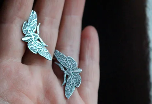 Mariposas nocturnas, aretes tipo botón mariposa en plata