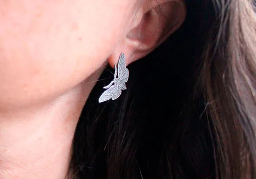Mariposas nocturnas, aretes tipo botón mariposa en plata