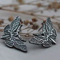 Mariposas nocturnas, aretes tipo botón mariposa en plata