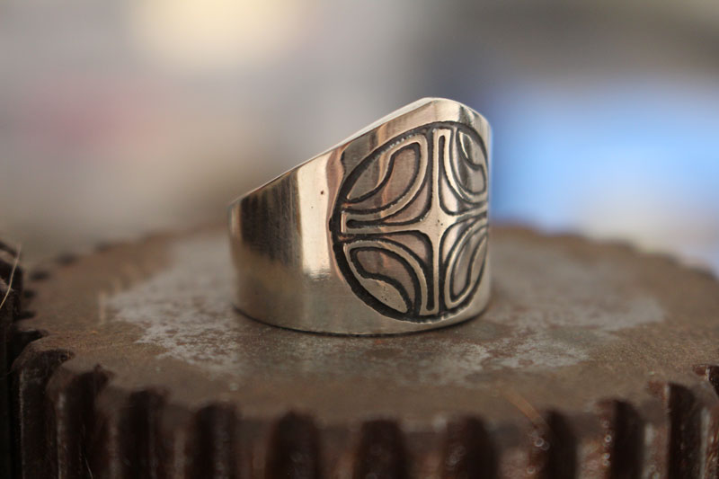 Marquesa, anillo sello cruz marquesa en plata