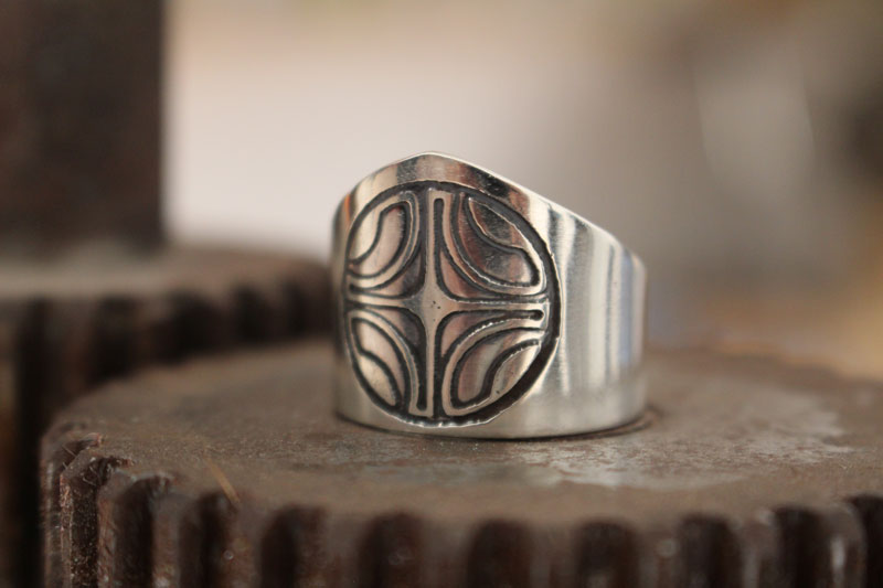 Marquesa, anillo sello cruz marquesa en plata