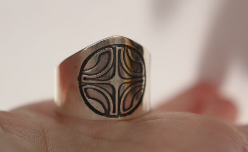 Marquesa, anillo sello cruz marquesa en plata