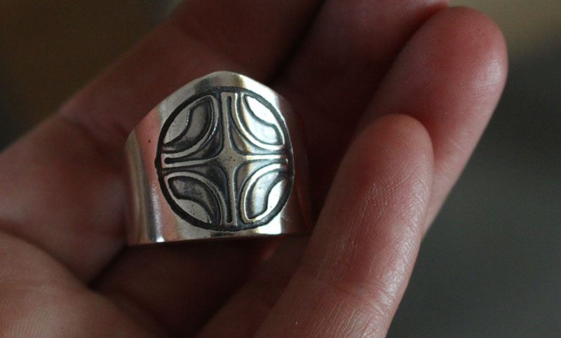 Marquesa, anillo sello cruz marquesa en plata