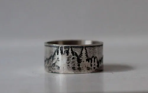Más allá de las cumbres, anillo montaña y bosque en plata