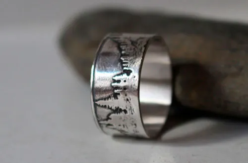 Más allá de las cumbres, anillo montaña y bosque en plata
