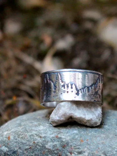 Más allá de las cumbres, anillo montaña y bosque en plata
