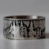 Más allá de las cumbres, anillo montaña y bosque en plata