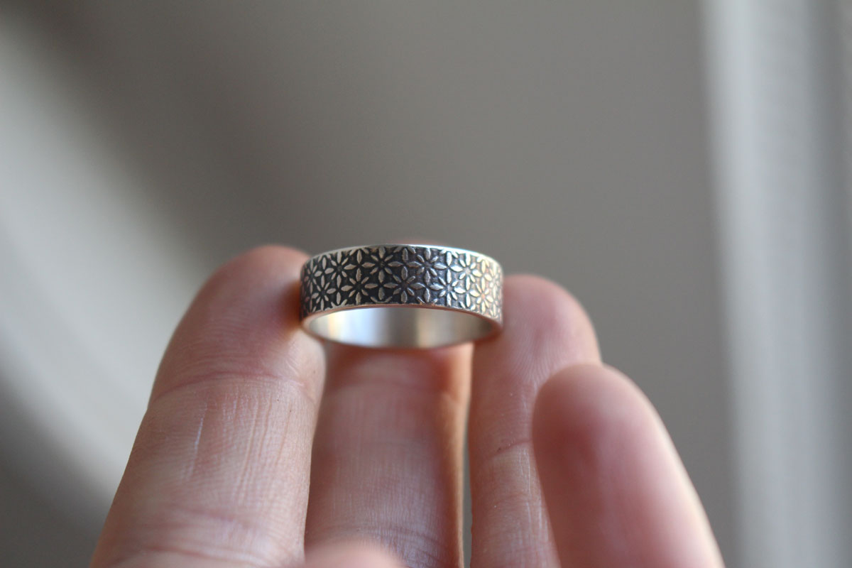 Más brillante que las estrellas, anillo cielo nocturno en plata