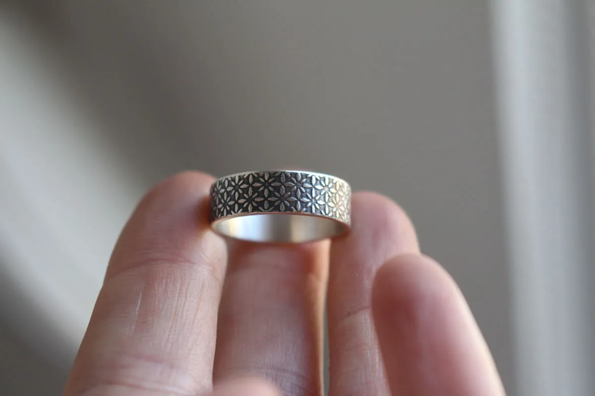 Más brillante que las estrellas, anillo cielo nocturno en plata