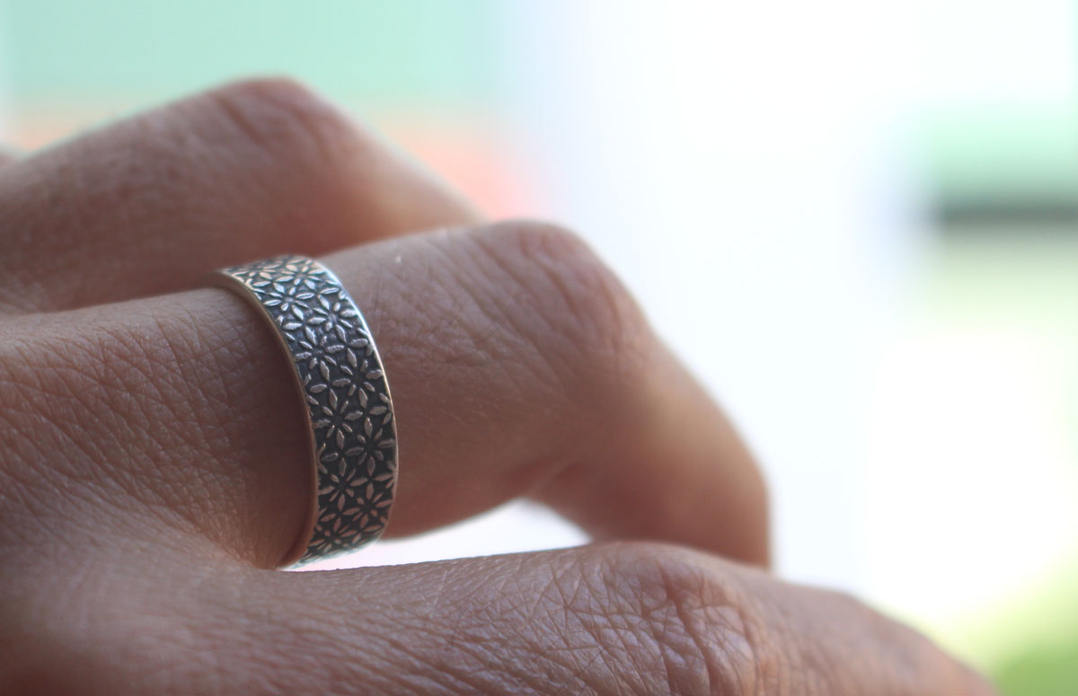 Más brillante que las estrellas, anillo cielo nocturno en plata