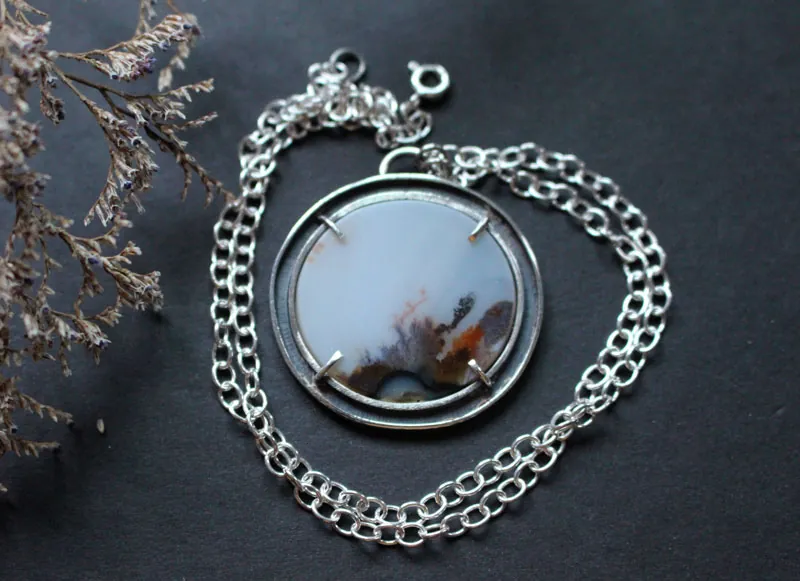 Mecido por el viento, collar paisaje meditativo en plata y ágata dendrítica