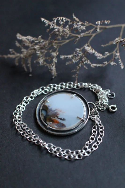 Mecido por el viento, collar paisaje meditativo en plata y ágata dendrítica