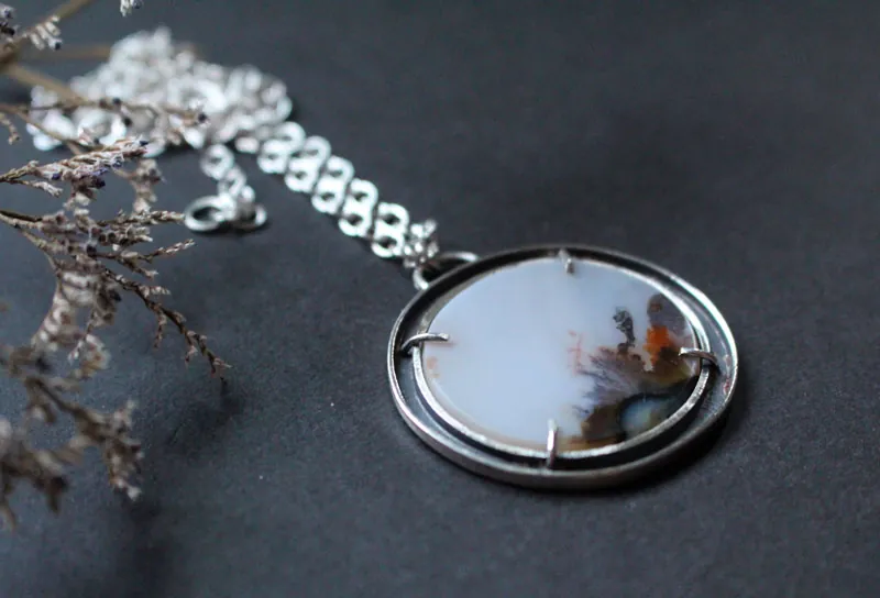 Mecido por el viento, collar paisaje meditativo en plata y ágata dendrítica
