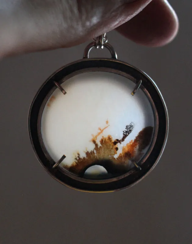 Mecido por el viento, collar paisaje meditativo en plata y ágata dendrítica