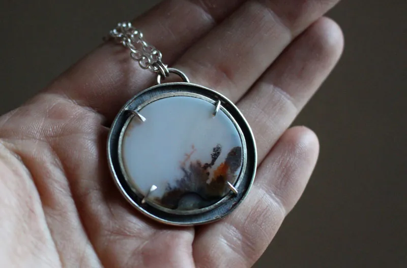 Mecido por el viento, collar paisaje meditativo en plata y ágata dendrítica