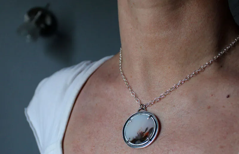 Mecido por el viento, collar paisaje meditativo en plata y ágata dendrítica