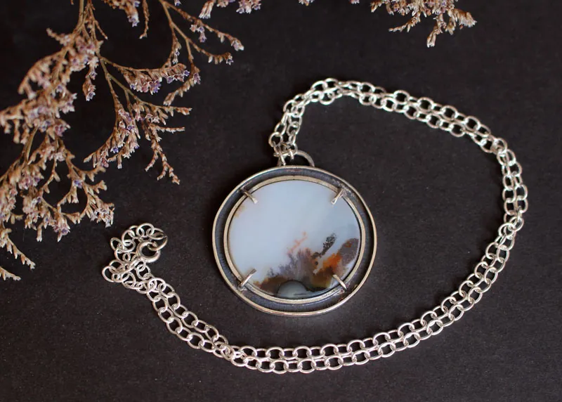 Mecido por el viento, collar paisaje meditativo en plata y ágata dendrítica