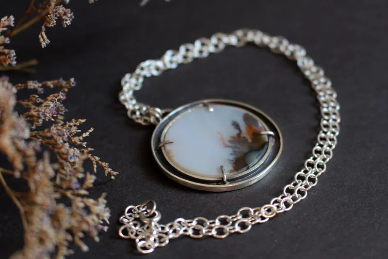 Mecido por el viento, collar paisaje meditativo en plata y ágata dendrítica