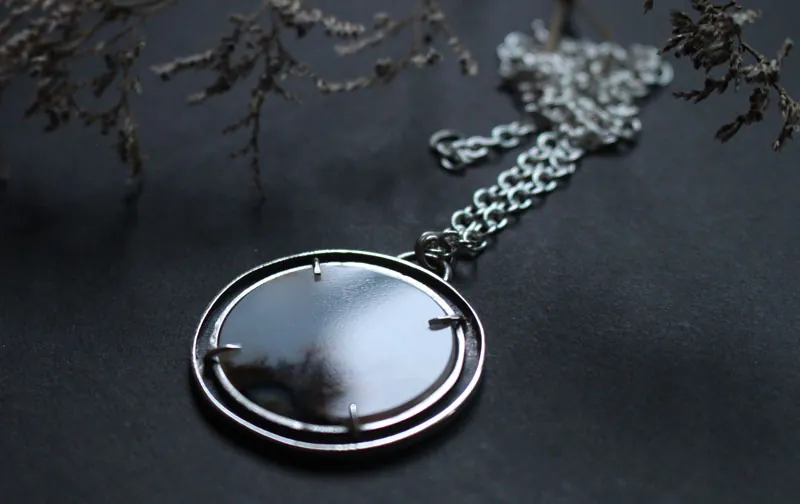 Mecido por el viento, collar paisaje meditativo en plata y ágata dendrítica