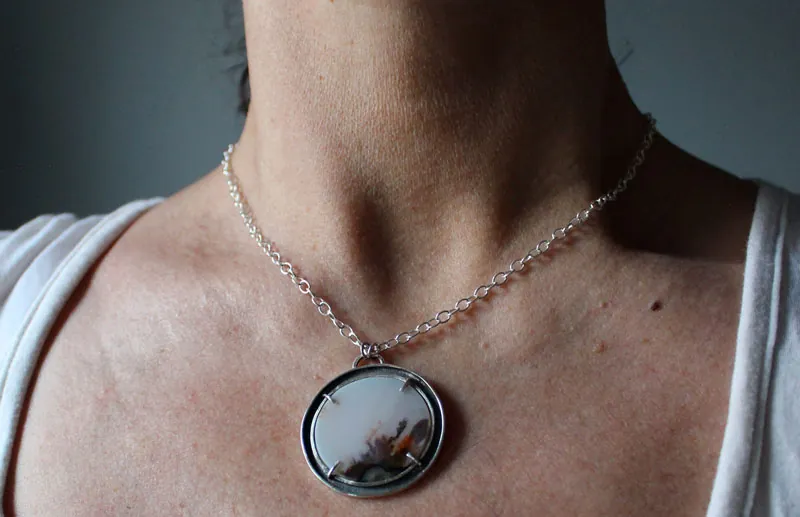 Mecido por el viento, collar paisaje meditativo en plata y ágata dendrítica