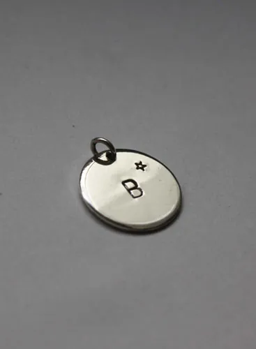 Medalla inicial, dije con letra personalizada en plata
