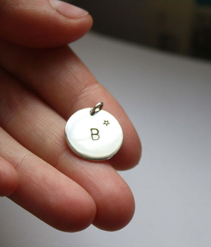 Medalla inicial, dije con letra personalizada en plata