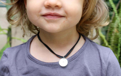 Medalla inicial, dije con letra personalizada en plata