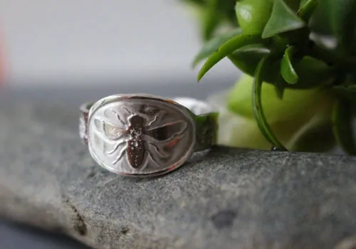Melissa, anillo abeja en plata