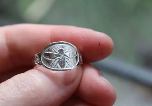 Melissa, anillo abeja en plata