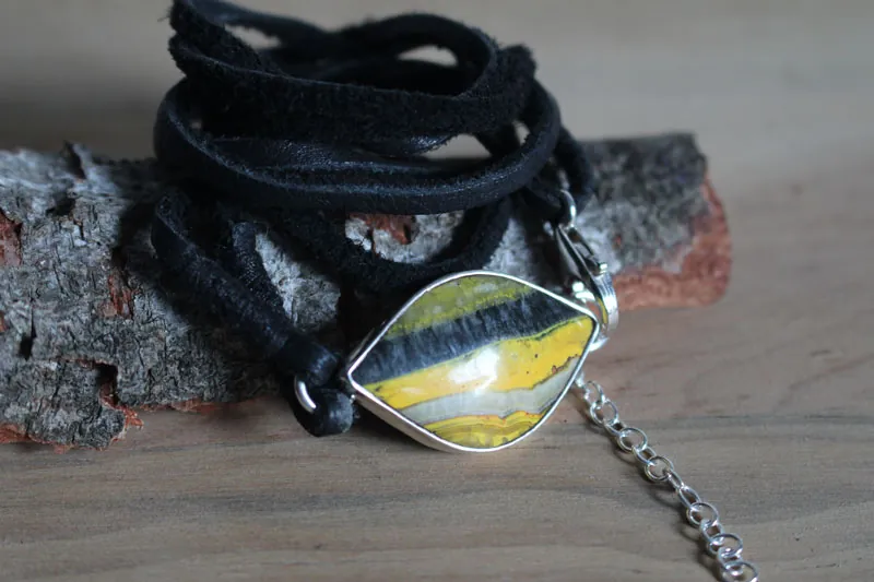 Mellonia, pulsera elegancia de la naturaleza en plata, cuero y jaspe abejorro