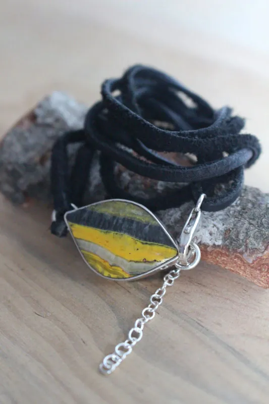 Mellonia, pulsera elegancia de la naturaleza en plata, cuero y jaspe abejorro