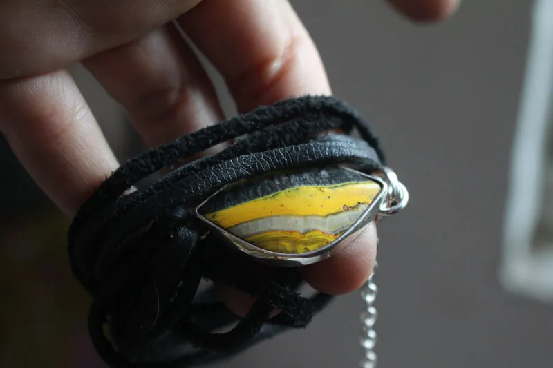 Mellonia, pulsera elegancia de la naturaleza en plata, cuero y jaspe abejorro