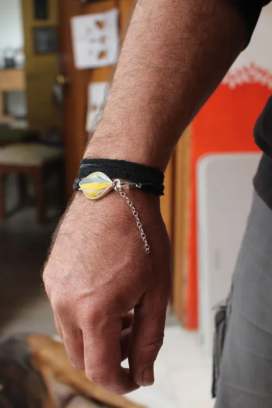 Mellonia, pulsera elegancia de la naturaleza en plata, cuero y jaspe abejorro