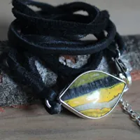 Mellonia, pulsera elegancia de la naturaleza en plata, cuero y jaspe abejorro