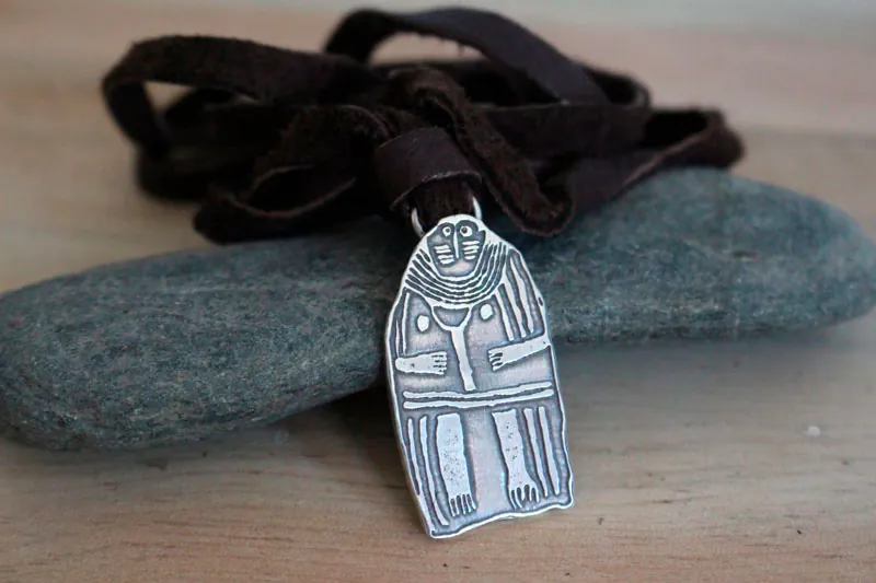 Menhir de la Dama de Saint-Sernin, collar estela femenina neolítica en plata