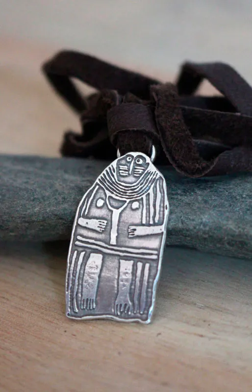 Menhir de la Dama de Saint-Sernin, collar estela femenina neolítica en plata