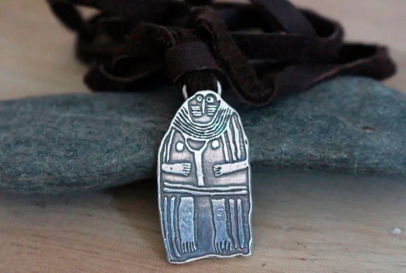 Menhir de la Dama de Saint-Sernin, collar estela femenina neolítica en plata