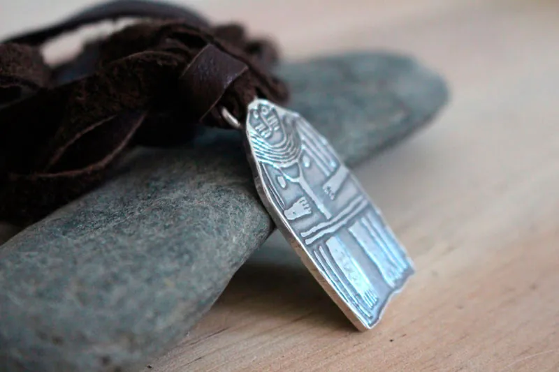Menhir de la Dama de Saint-Sernin, collar estela femenina neolítica en plata
