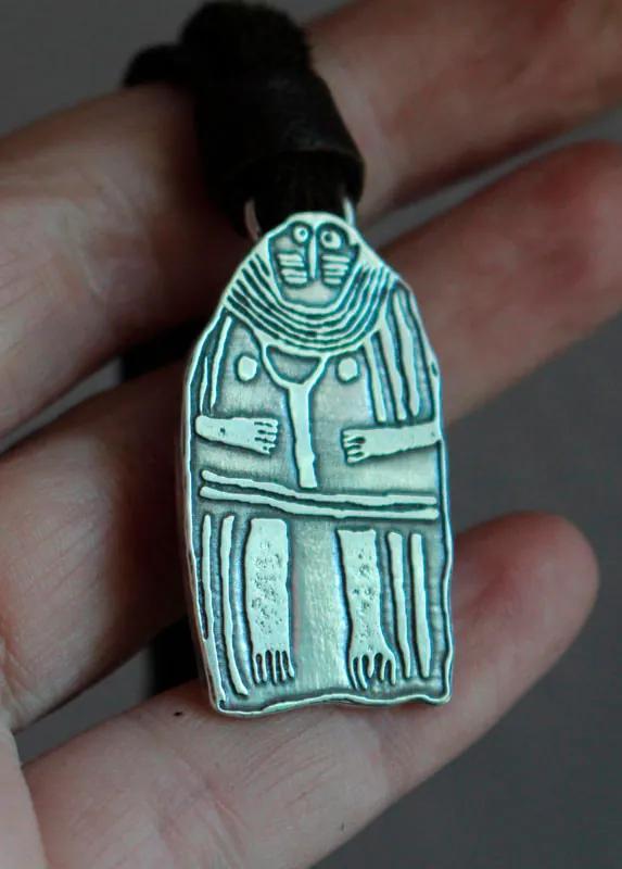 Menhir de la Dama de Saint-Sernin, collar estela femenina neolítica en plata